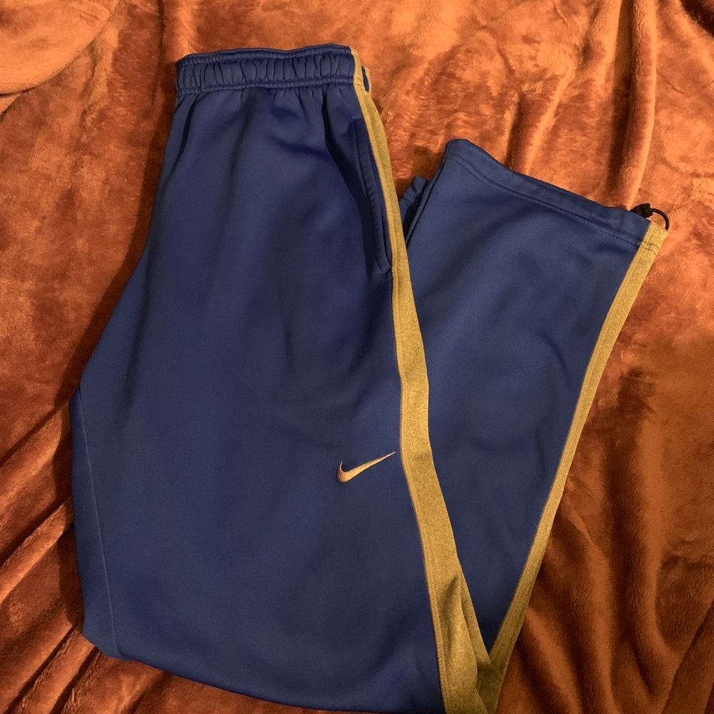 Brand: Nike    Size: Men’s Medium Women’s Medium/ Large